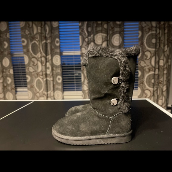 Kids Uggs Boots - Picture 2 of 3